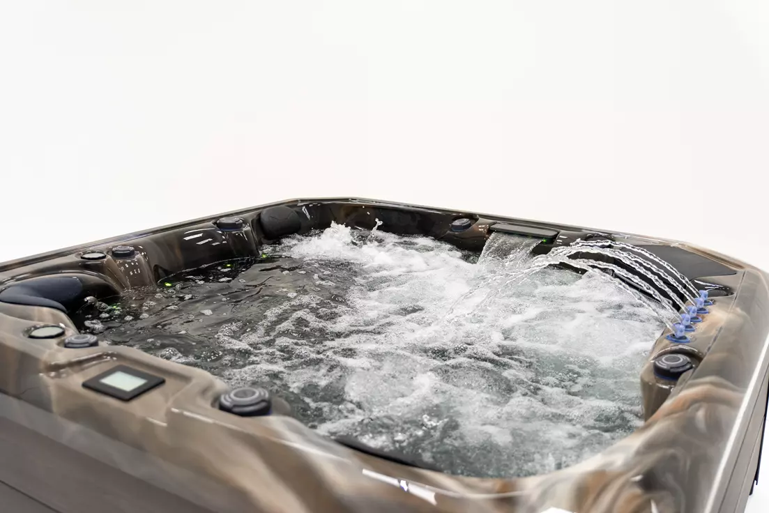 The largest tub in our deluxe range, seating up to seven people